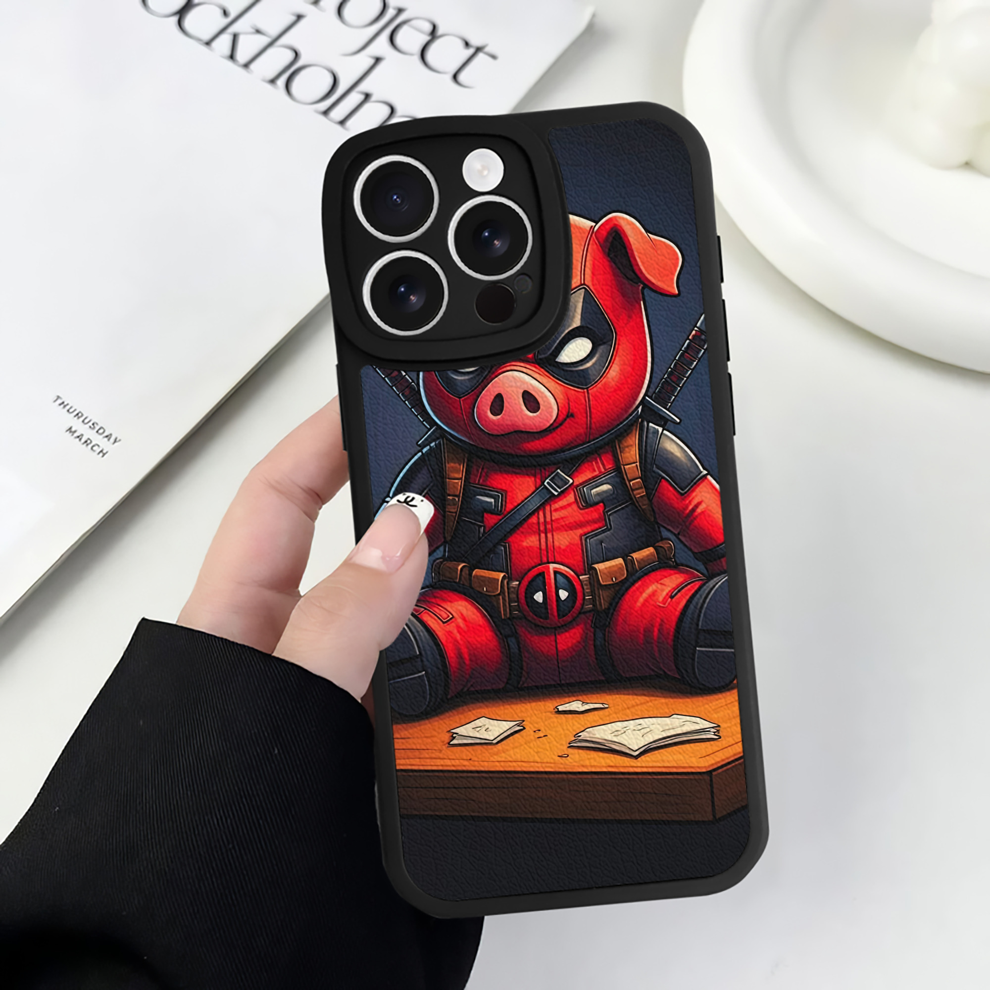 （画像用） Deadpool デッドプール 【iPhone 16シリーズ対応】シリコンスマホケース（レザー調） 材質：シリコン